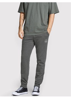 Jack&Jones Spodnie dresowe Gordon 12165322 Szary Regular Fit - id: 0000209732320 - marki Jack & Jones - 182626759 Jack&Jones Spodnie dresowe Gordon 12165322 Szary Regular Fit ze sklepu MODIVO w kategorii Spodnie męskie - zdjęcie 182626759