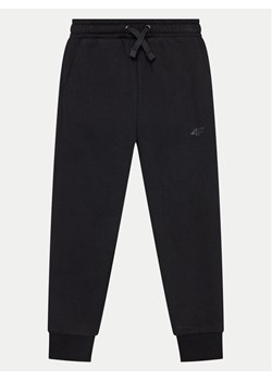 4F Spodnie dresowe 4FJWMM00TTROF0828 Czarny Regular Fit ze sklepu MODIVO w kategorii Spodnie chłopięce - zdjęcie 182627229