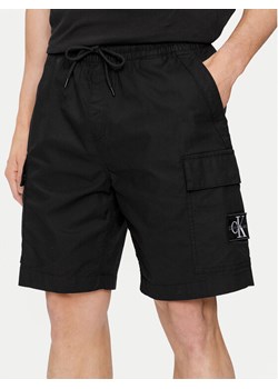 Calvin Klein Jeans Szorty materiałowe J30J325138 Czarny Regular Fit ze sklepu MODIVO w kategorii Spodenki męskie - zdjęcie 182627587