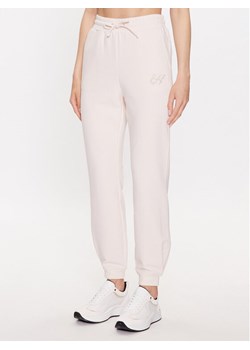 EA7 Emporio Armani Spodnie dresowe 3RTP74 TJLKZ 1712 Écru Regular Fit ze sklepu MODIVO w kategorii Spodnie damskie - zdjęcie 182627746