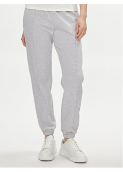 Napapijri Spodnie dresowe Iaato NP0A4HOA Szary Regular Fit - id: 0000303651954 - marki Napapijri - 182629606 Napapijri Spodnie dresowe Iaato NP0A4HOA Szary Regular Fit ze sklepu MODIVO w kategorii Spodnie damskie - zdjęcie 182629606