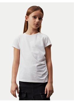 Calvin Klein Jeans T-Shirt IG0IG02694 M Biały Regular Fit - id: 0000303844462 - marki Calvin Klein - 182629616 Calvin Klein Jeans T-Shirt IG0IG02694 M Biały Regular Fit ze sklepu MODIVO w kategorii Bluzki dziewczęce - zdjęcie 182629616