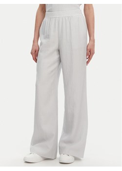 Calvin Klein Spodnie materiałowe K20K208173 Błękitny Regular Fit ze sklepu MODIVO w kategorii Spodnie damskie - zdjęcie 182630269