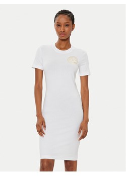 Versace Jeans Couture Sukienka codzienna 78HAOT00 Biały Slim Fit ze sklepu MODIVO w kategorii Sukienki - zdjęcie 182630426
