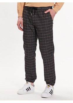 Redefined Rebel Chinosy Romeo 216213 Czarny Chino Fit ze sklepu MODIVO w kategorii Spodnie męskie - zdjęcie 182630557