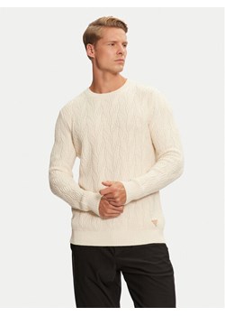 Guess Sweter Evander M4BR19 Z3HD1 Beżowy Regular Fit ze sklepu MODIVO w kategorii Swetry męskie - zdjęcie 182630626