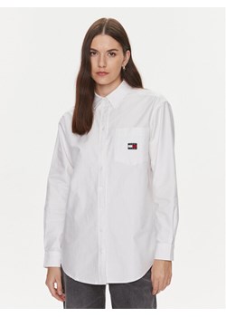 Tommy Jeans Koszula Badge Boyfriend DW0DW17351 Biały Relaxed Fit ze sklepu MODIVO w kategorii Koszule damskie - zdjęcie 182630718