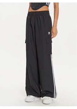adidas Spodnie dresowe adicolor 3-Stripes JF1292 Czarny Loose Fit ze sklepu MODIVO w kategorii Spodnie damskie - zdjęcie 182630927