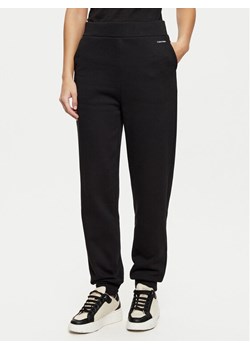 Calvin Klein Spodnie dresowe K20K208330 Czarny Relaxed Fit ze sklepu MODIVO w kategorii Spodnie damskie - zdjęcie 182631047