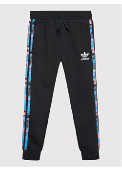 adidas Spodnie dresowe Camo HK0324 Czarny Regular Fit ze sklepu MODIVO w kategorii Spodnie chłopięce - zdjęcie 182631505