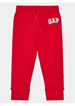 Gap Spodnie dresowe 633913-02 Czerwony Regular Fit ze sklepu MODIVO w kategorii Spodnie chłopięce - zdjęcie 182631708