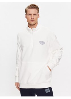 Reebok Bluza Archive Essentials IK6128 Biały Regular Fit ze sklepu MODIVO w kategorii Bluzy męskie - zdjęcie 182631869