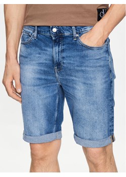 Calvin Klein Jeans Szorty jeansowe J30J322784 Niebieski Slim Fit ze sklepu MODIVO w kategorii Spodenki męskie - zdjęcie 182631957