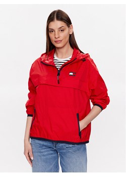 Tommy Jeans Kurtka anorak Chicago DW0DW15333 Czerwony Regular Fit ze sklepu MODIVO w kategorii Kurtki damskie - zdjęcie 182632096