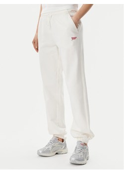 Tommy Jeans Spodnie dresowe Script DW0DW20670 Écru Relaxed Fit ze sklepu MODIVO w kategorii Spodnie damskie - zdjęcie 182632159