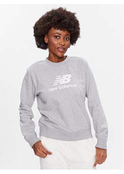New Balance Bluza Essentials Stacked Logo WT31532 Szary Relaxed Fit ze sklepu MODIVO w kategorii Bluzy damskie - zdjęcie 182632318