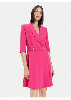 Rinascimento Sukienka koktajlowa CFC0118280003 Różowy Regular Fit ze sklepu MODIVO w kategorii Sukienki - zdjęcie 182632547
