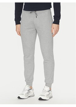 Guess Spodnie dresowe Z2YB22 KAIJ1 Szary Regular Fit ze sklepu MODIVO w kategorii Spodnie męskie - zdjęcie 182632746