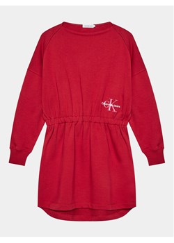 Calvin Klein Jeans Sukienka dzianinowa Monogram IG0IG02316 D Czerwony Relaxed Fit ze sklepu MODIVO w kategorii Sukienki dziewczęce - zdjęcie 182633139