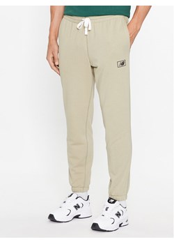 New Balance Spodnie dresowe NB Essentials Sweatpant MP33509 Zielony Regular Fit ze sklepu MODIVO w kategorii Spodnie męskie - zdjęcie 182633248