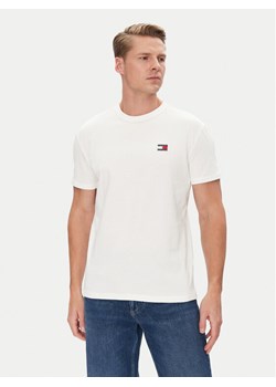 Tommy Jeans T-Shirt Badge DM0DM20322 Biały Regular Fit ze sklepu MODIVO w kategorii T-shirty męskie - zdjęcie 182633379