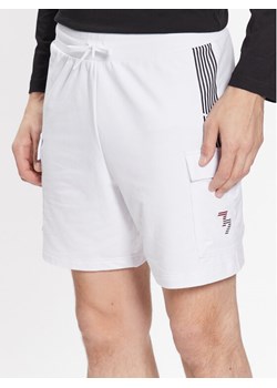 EA7 Emporio Armani Szorty sportowe 3RPS55 PJLIZ 1100 Biały Regular Fit - id: 0000301877783 - marki Emporio Armani - 182633387 EA7 Emporio Armani Szorty sportowe 3RPS55 PJLIZ 1100 Biały Regular Fit ze sklepu MODIVO w kategorii Spodenki męskie - zdjęcie 182633387
