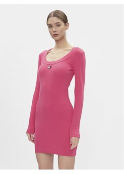 Tommy Jeans Sukienka dzianinowa Tjw Badge Rib Bodycon Ls DW0DW17424 Różowy Slim Fit ze sklepu MODIVO w kategorii Sukienki - zdjęcie 182633659