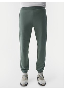 4F Spodnie dresowe 4FWSS24TTROM645 Zielony Regular Fit ze sklepu MODIVO w kategorii Spodnie męskie - zdjęcie 182633987