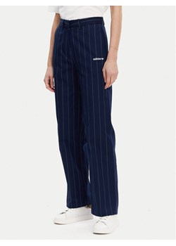 adidas Spodnie materiałowe Pinstripe JJ3482 Granatowy Regular Fit ze sklepu MODIVO w kategorii Spodnie damskie - zdjęcie 182634196