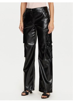 Guess Spodnie z imitacji skóry Kori W4YB11 WF8Q0 Czarny Relaxed Fit ze sklepu MODIVO w kategorii Spodnie damskie - zdjęcie 182634227