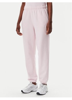 New Balance Spodnie dresowe Essentials WP41500 Różowy Relaxed Fit ze sklepu MODIVO w kategorii Spodnie damskie - zdjęcie 182634799