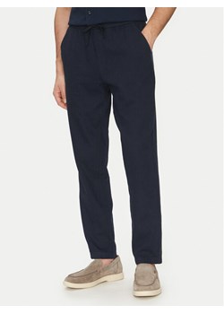 Guess Spodnie materiałowe F5GB02 WH4J0 Granatowy Regular Fit ze sklepu MODIVO w kategorii Spodnie męskie - zdjęcie 182634809