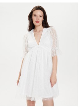 Gina Tricot Sukienka koktajlowa 22963 Biały Regular Fit ze sklepu MODIVO w kategorii Sukienki - zdjęcie 182635036