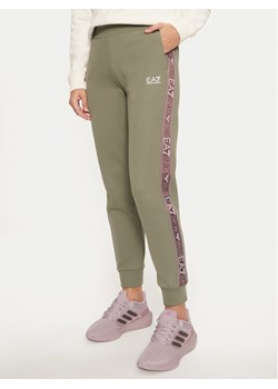 EA7 Emporio Armani Spodnie dresowe 6DTP81 TJUXZ 1898 Zielony Regular Fit ze sklepu MODIVO w kategorii Spodnie damskie - zdjęcie 182635116