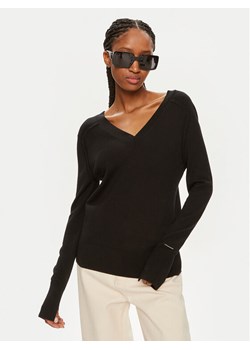 Calvin Klein Sweter K20K207573 Czarny Regular Fit ze sklepu MODIVO w kategorii Swetry damskie - zdjęcie 182635349