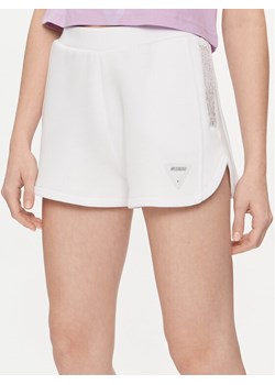 Guess Szorty materiałowe Kiara V4GD16 FL04P Biały Regular Fit ze sklepu MODIVO w kategorii Szorty - zdjęcie 182635477