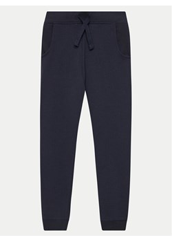 Guess Spodnie dresowe L93Q24 KAUG0 Granatowy Relaxed Fit ze sklepu MODIVO w kategorii Spodnie chłopięce - zdjęcie 182635689