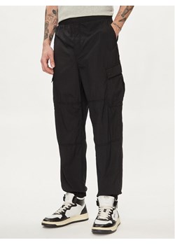 Gap Spodnie materiałowe 487058-00 Czarny Relaxed Fit ze sklepu MODIVO w kategorii Spodnie męskie - zdjęcie 182635719