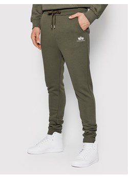 Alpha Industries Spodnie dresowe Basic 116370 Zielony Regular Fit ze sklepu MODIVO w kategorii Spodnie męskie - zdjęcie 182636165