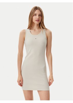 Tommy Jeans Sukienka codzienna Essential DW0DW20674 Beżowy Slim Fit ze sklepu MODIVO w kategorii Sukienki - zdjęcie 182636825
