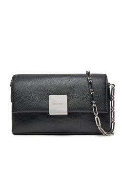 Calvin Klein Torebka Ck Plaque Sm Crossbody W/Chain K60K612785 Czarny ze sklepu MODIVO w kategorii Listonoszki - zdjęcie 182637316