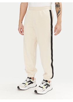 EA7 Emporio Armani Spodnie dresowe 7M000545 AF12660 U1079 Écru Modern Fit ze sklepu MODIVO w kategorii Spodnie męskie - zdjęcie 182637467