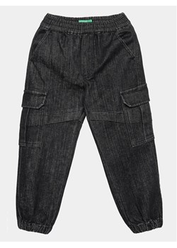 United Colors Of Benetton Joggery 4EJVCF024 Czarny Relaxed Fit - id: 0000303215903 - marki United Colors Of Benetton - 182637639 United Colors Of Benetton Joggery 4EJVCF024 Czarny Relaxed Fit ze sklepu MODIVO w kategorii Spodnie chłopięce - zdjęcie 182637639