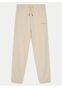 Tommy Hilfiger Spodnie dresowe KS0KS00596 Beżowy Regular Fit ze sklepu MODIVO w kategorii Spodnie dziewczęce - zdjęcie 182637846