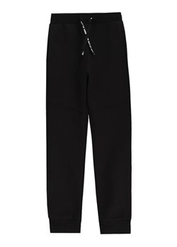 Coccodrillo Spodnie dresowe WC5120101CBJ Czarny Regular Fit ze sklepu MODIVO w kategorii Spodnie chłopięce - zdjęcie 182638486