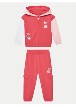 Guess Dres K5RG00 KAD74 Różowy Regular Fit ze sklepu MODIVO w kategorii Dresy dziewczęce - zdjęcie 182638775