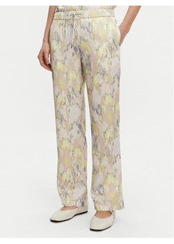 Calvin Klein Spodnie materiałowe K20K208425 Kolorowy Regular Fit ze sklepu MODIVO w kategorii Spodnie damskie - zdjęcie 182638887