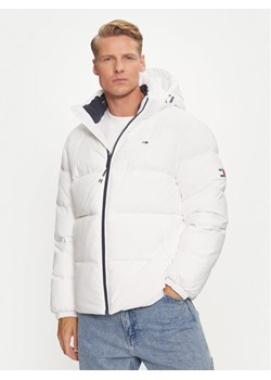 Tommy Jeans Kurtka puchowa Essential DM0DM19786 Biały Regular Fit ze sklepu MODIVO w kategorii Kurtki męskie - zdjęcie 182639526