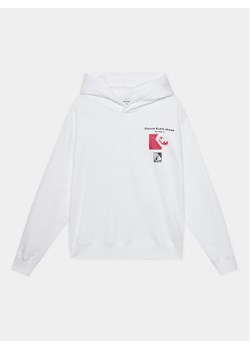 Calvin Klein Jeans Bluza Photograph IB0IB01947 Biały Regular Fit ze sklepu MODIVO w kategorii Bluzy dziewczęce - zdjęcie 182639877