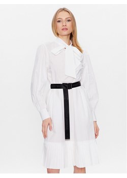 KARL LAGERFELD Sukienka codzienna 226W1302 Biały Regular Fit ze sklepu MODIVO w kategorii Sukienki - zdjęcie 182639947